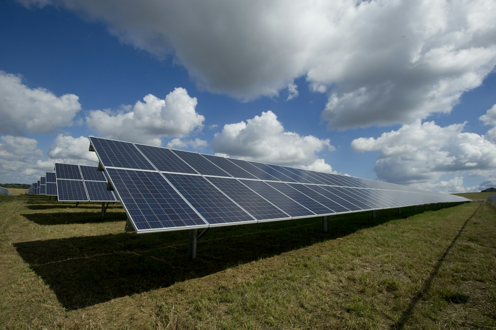 Paneles fotovoltaicos bajo un cielo parcialmente despejado
